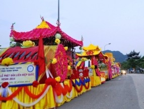 Hàng vạn phật tử đổ về ngôi chùa lớn nhất Việt Nam dự Đại lễ Vesak